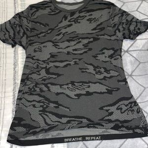 Mens Lululemon camo workout shirt, XL
